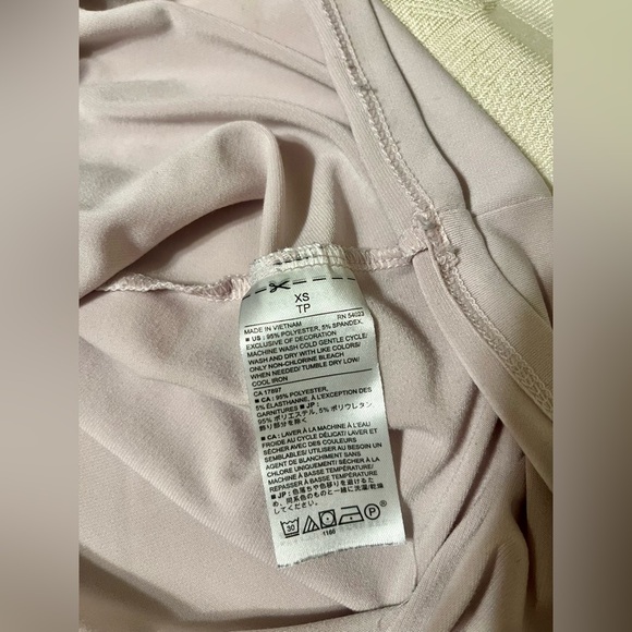 GUC BANANA REPUBLIC Pale Dusty Pink Front Detail Sleeveless Top, SZ XS - Picture 2 of 5